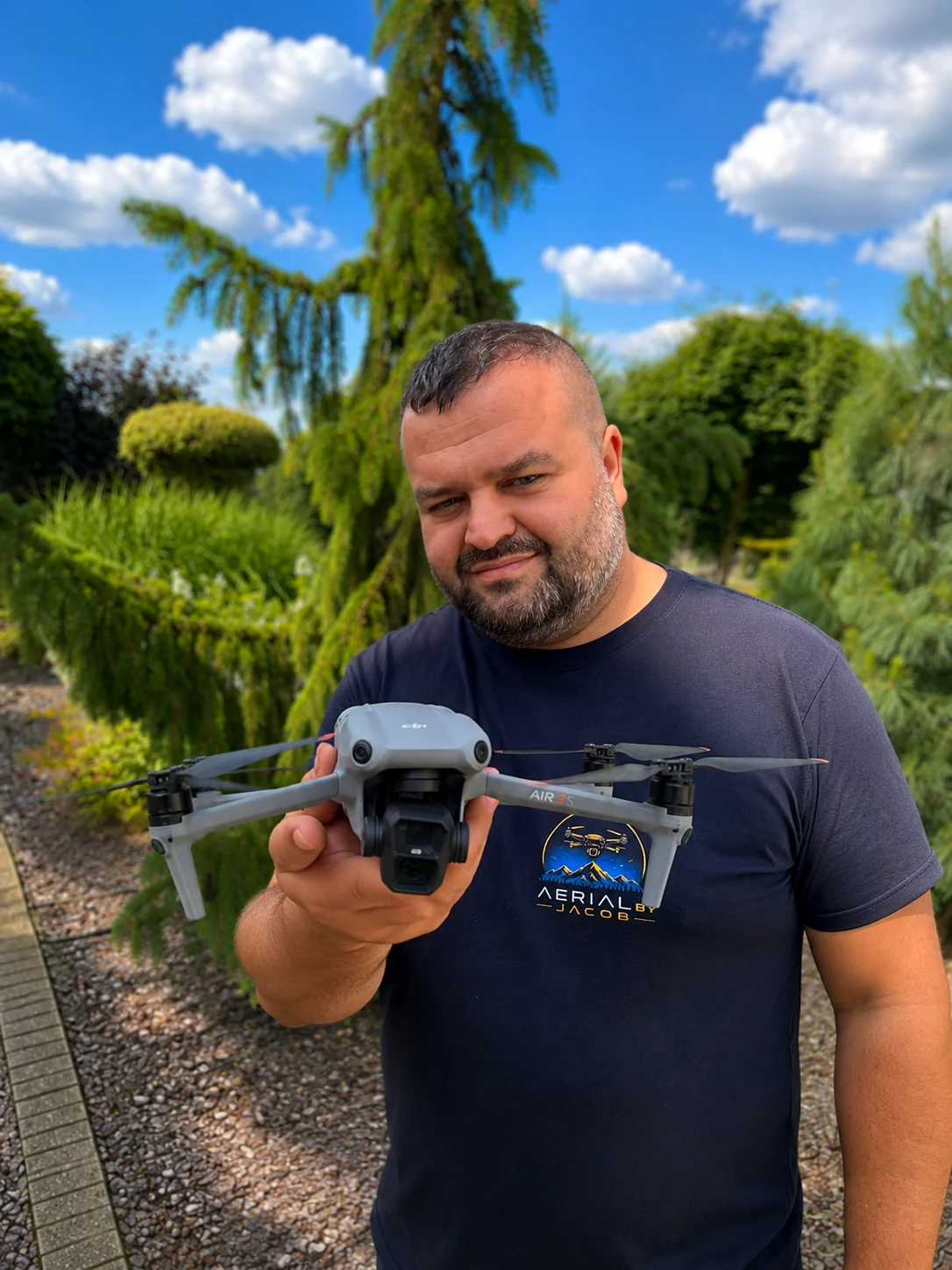 Jakub Węgrzynowski z dronem - autor AerialByJacob